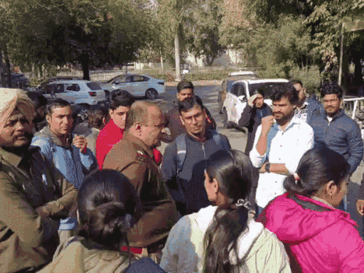 पंचकूला में HPSC के बाहर प्रदर्शन करते हुए युवा। फाइल