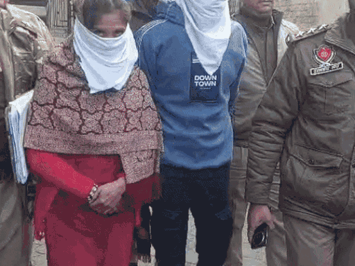 वरिंदरपाल की हत्या और लाश खुर्द-बुर्द करने के आरोप में पकड़े गए शमशेर शेरा और उसकी पत्नी कुलदीप कौर को ले जाती पुलिस।