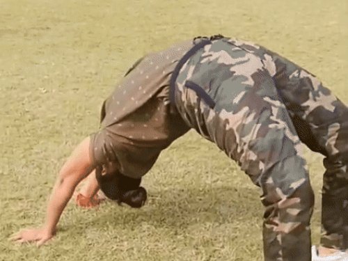 पार्क में एक्सरसाइज करती सरिता। उसने यह वीडियो भी अपने सोशल मीडिया पर डाल रखा है।