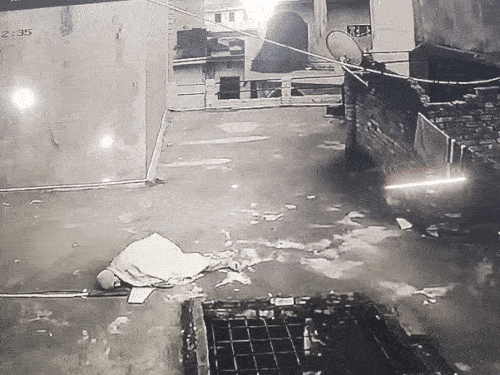 गिरने के बाद काफी देर तक छत पर ही पड़े रहे। आसपास कोई मौजूद नहीं था।