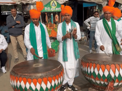 हांसी में हेलीपैड के पास CJI सूर्यकांत का ढोल नगाड़ों के साथ स्वागत किया गया।