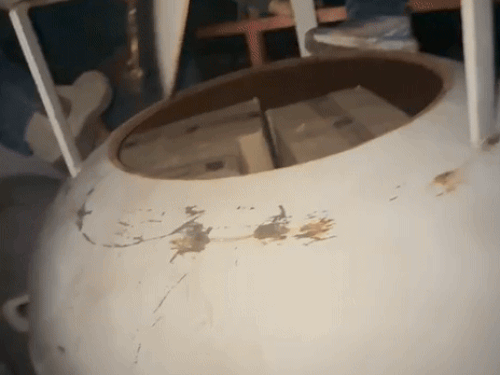 सिलेंडर में छिपाई शराब की पेटियां। - Dainik Bhaskar