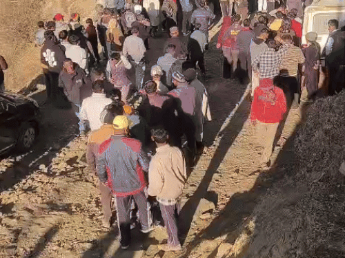 हादसे की जानकारी मिलने के बाद मौके पर पहुंचे लोग।