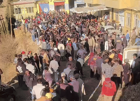 हादसे की जानकारी मिलने के बाद अस्पताल पहुंचे लोग।