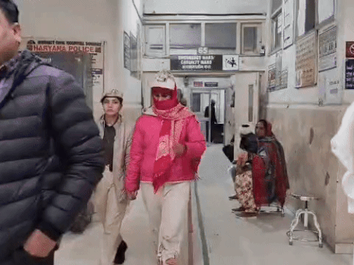 कोर्ट में पेश करने से पहले मेडिकल करवाने के दौरान आरोपी सरिता और महिला पुलिसकर्मी।