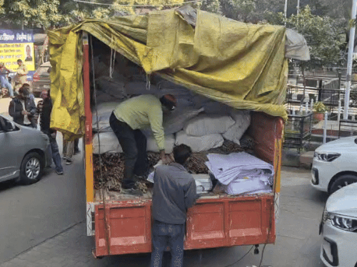 दिल्ली से लुधियाना पहुंची नशा विरोधी अभियान की प्रचार सामग्री:  पोस्टर, बैनर, पंफलेट यहां तक झंडियों के लिए डंडे भी ट्रक में दिल्ली से लाए गए – Ludhiana News