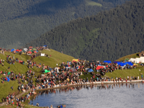 इस यात्रा में लाखों की संख्या में लोग शामिल होते हैं।