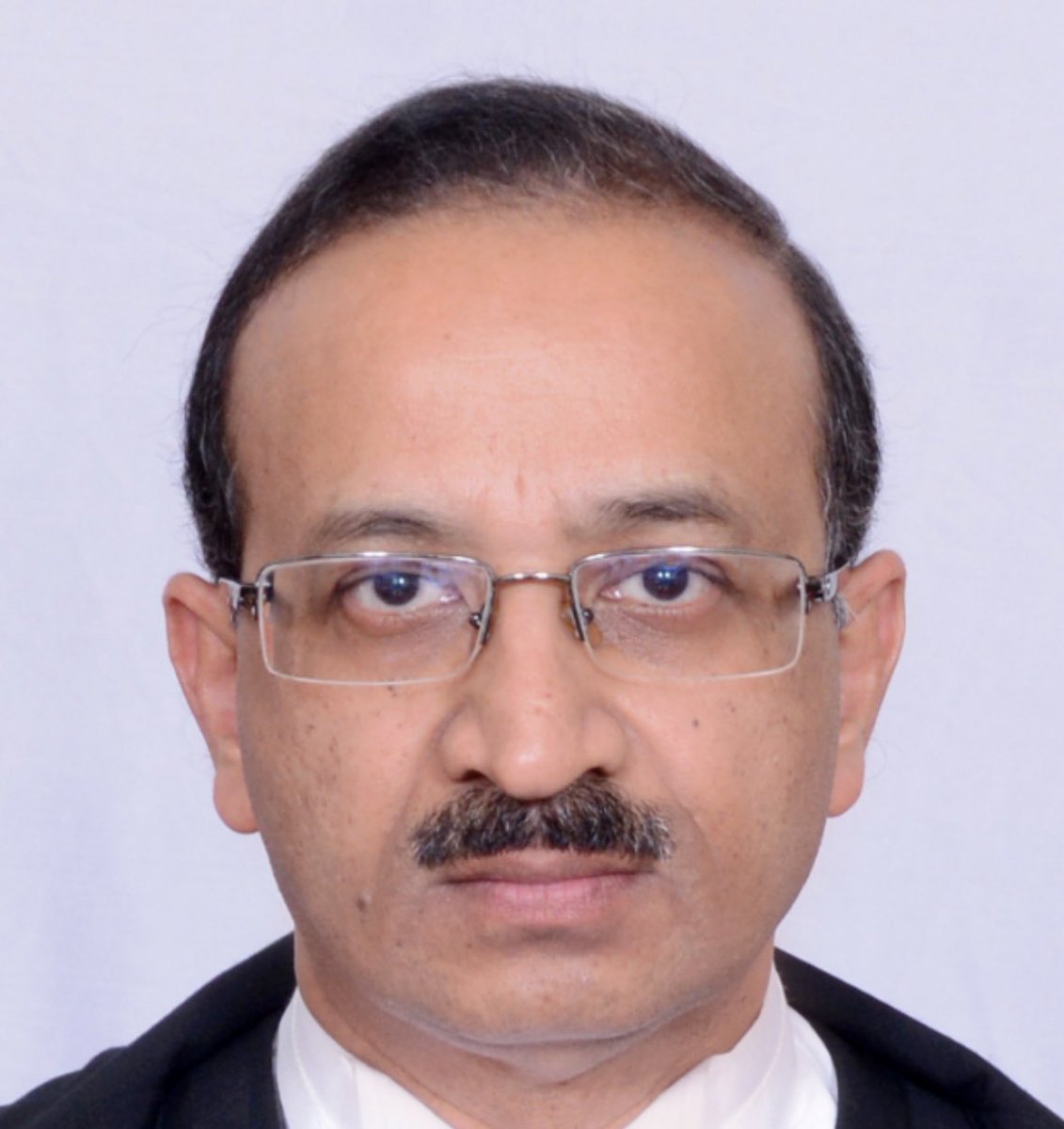 जस्टिस मनोज कुमार गुप्ता ने 1987 में लखनऊ यूनिवर्सिटी से लॉ ग्रेजुएशन की डिग्री हासिल की थी।