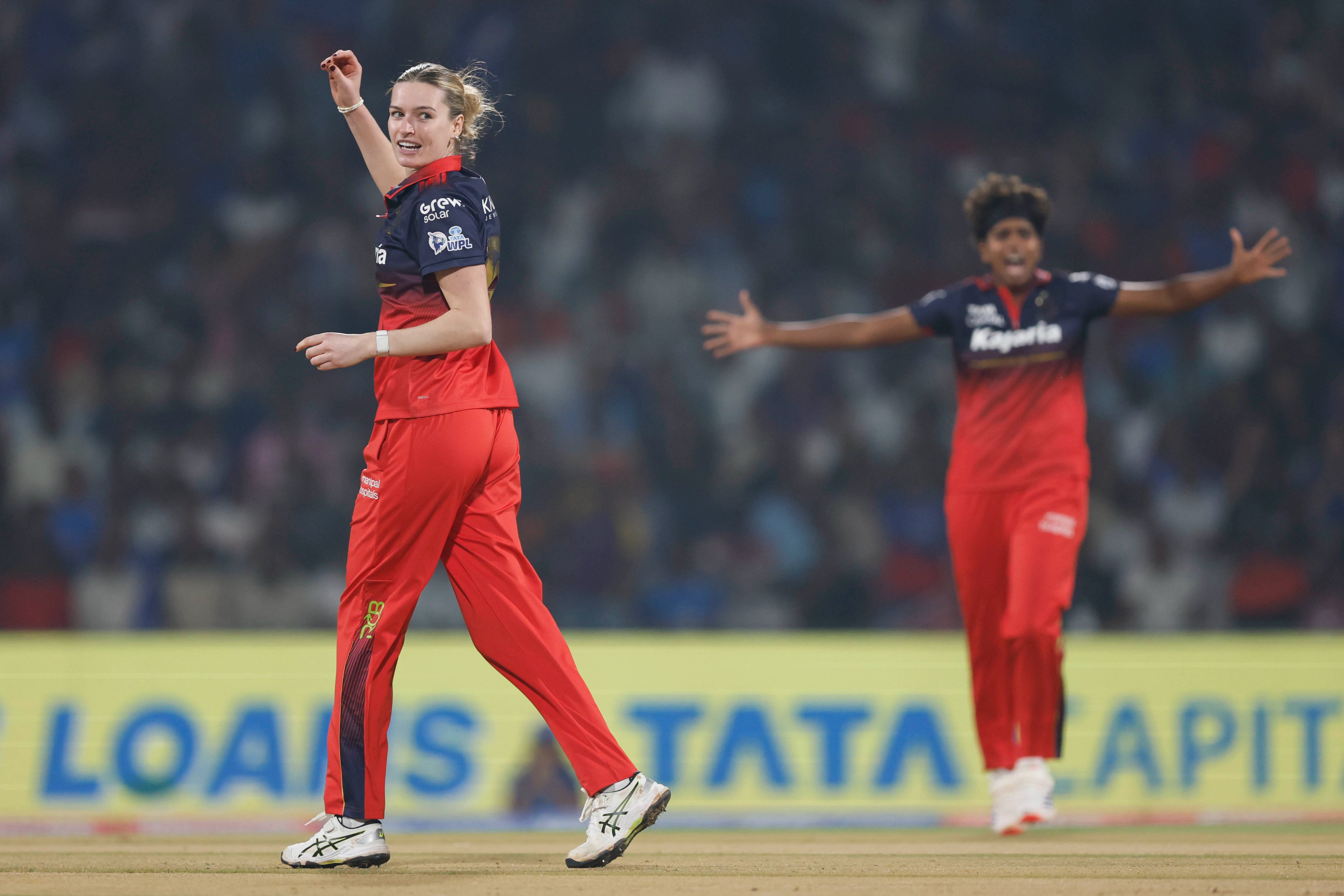 लौरेन बेल ने बेंगलुरु को पहला विकेट दिलाया।