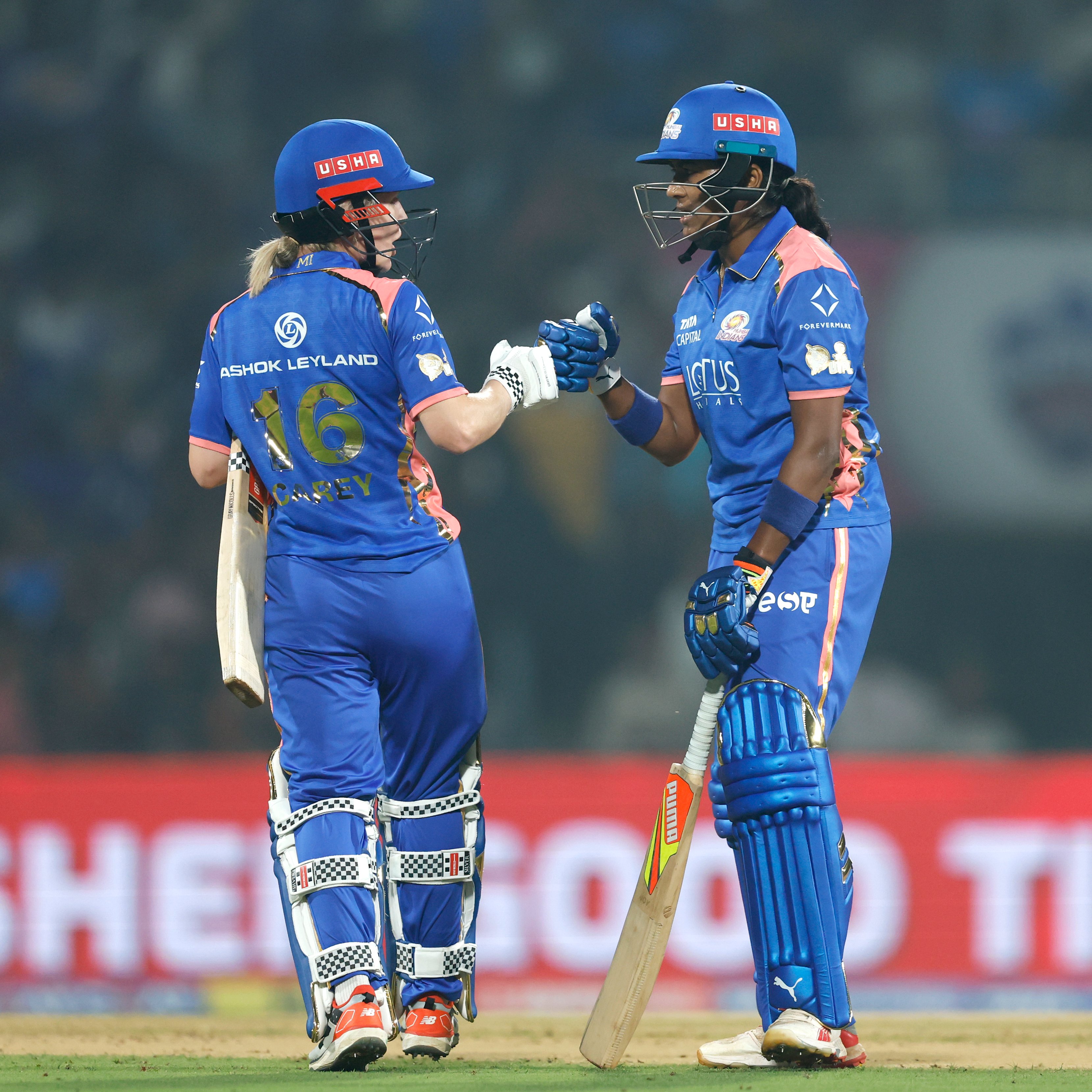 निकोला कैरी और एस सजना ने फिफ्टी पार्टनरशिप पूरी की। (फोटो- BCCI)