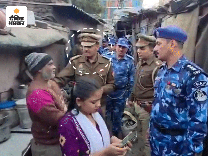 यूपी पुलिस अवैध घुसपैठियों को पकड़ने के लिए ऑपरेशन टॉर्च चला रही है। इसी के तहत कौशाम्बी थाने के प्रभारी SHO अजय शर्मा भी 23 दिसंबर 2025 को झुग्गी पहुंचे थे।