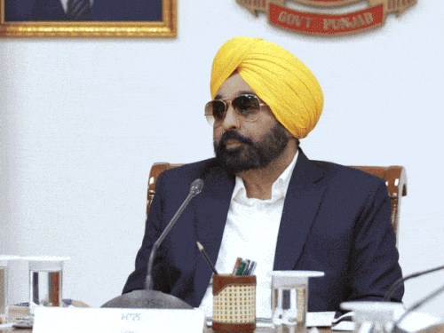 पंजाब सीएम की रिहायशी पर कैबिनेट मीटिंग मौजूद मंत्री। फाइल फोटो