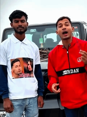 महाकुंभ में 'दातून बॉय' नाम से मशहूर हुए आकाश माघ मेले में थार से दातून बेचने आए हैं।