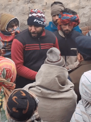 बेटी की सकुशल वापसी और मां के हत्यारे की गिरफ्तारी तक परिजन ने अंतिम संस्कार से इनकार कर दिया है।