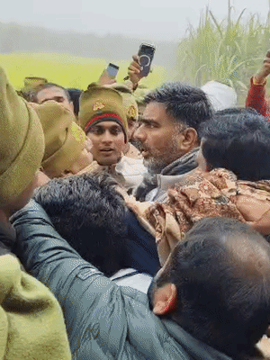 कपसाड़ गांव में मां की हत्या कर दबंग ने दलित युवती को अगवा कर लिया। युवती की एक दिन पहले ही शादी तय हुई थी।