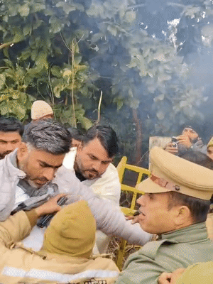 सपा विधायक अतुल प्रधान की पुलिस से धक्का-मुक्की हुई। गांव में जाने से रोक दिया। इसके बाद वे समर्थकों संग धरने पर बैठ गए।