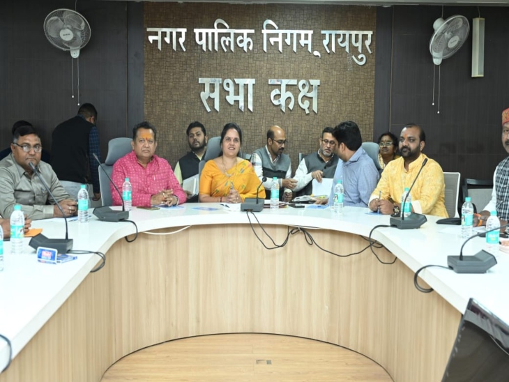 मेयर इन काउंसिल की बैठक गुरुवार देर शाम महापौर मीनल चौबे की अध्यक्षता और आयुक्त विश्वदीप समेत सभी MIC मेंबर और निगम अधिकारियों के उपस्थिति में हुई। - Dainik Bhaskar