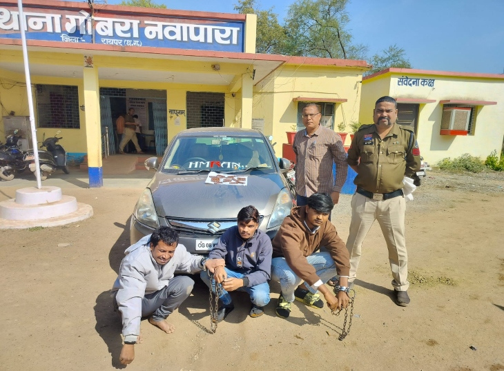 पुलिस की गिरफ्त में नशा बेचने वाले आरोपी।