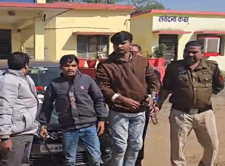 पुलिस की गिरफ्त में नशा बेचने वाले आरोपी।