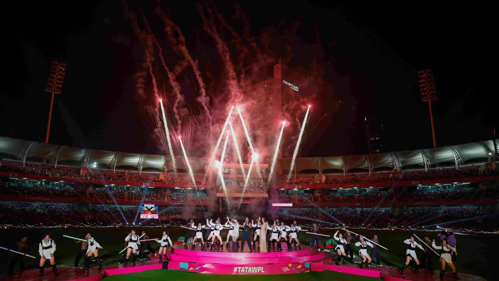 जैकलिन की परफॉर्मेंस के दौरान आतिशबाजी भी की गई। (फोटो- BCCI)