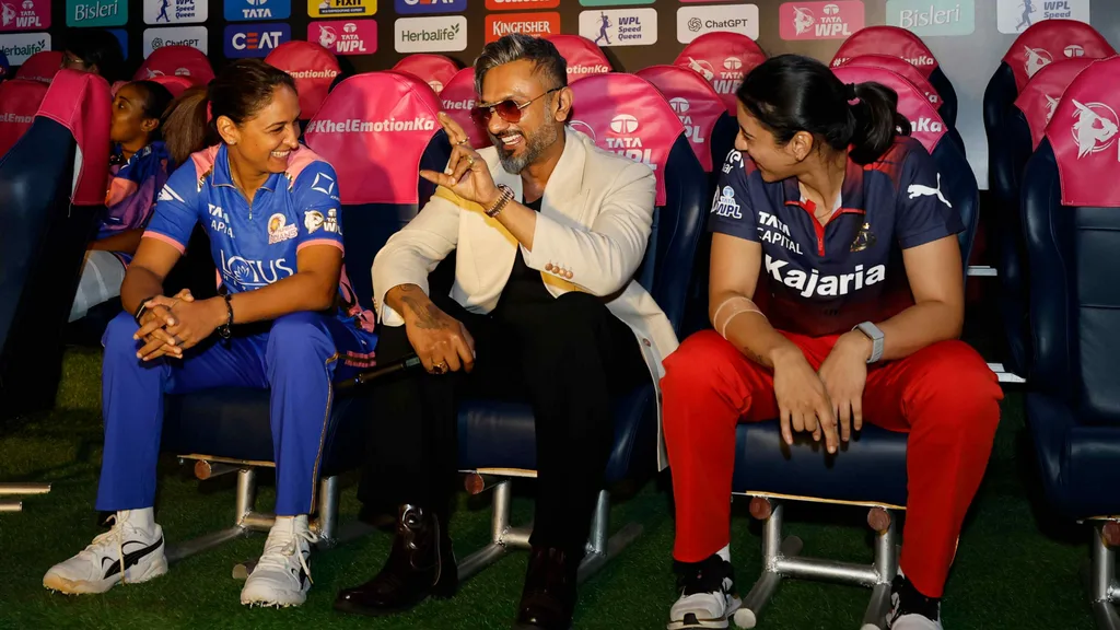 हरमनप्रीत कौर और स्मृति मंधाना के साथ सिंगर हनी सिंह। (फोटो- BCCI)