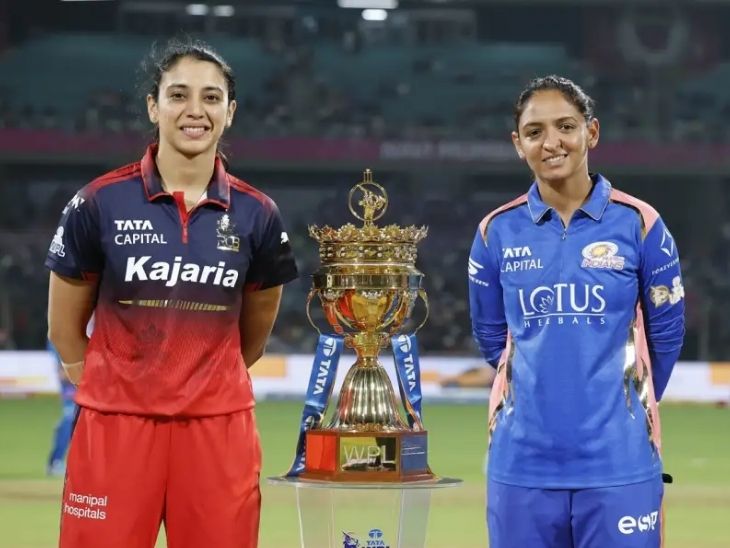 टॉस से पहले ट्रॉफी के साथ फोटो शूट करती स्मृति मंधाना और हरमनप्रीत कौर।