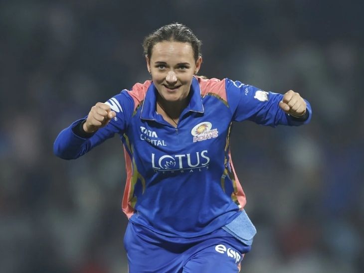 अमीलिया केर ने पहले ओवर में दो विकेट झटके।