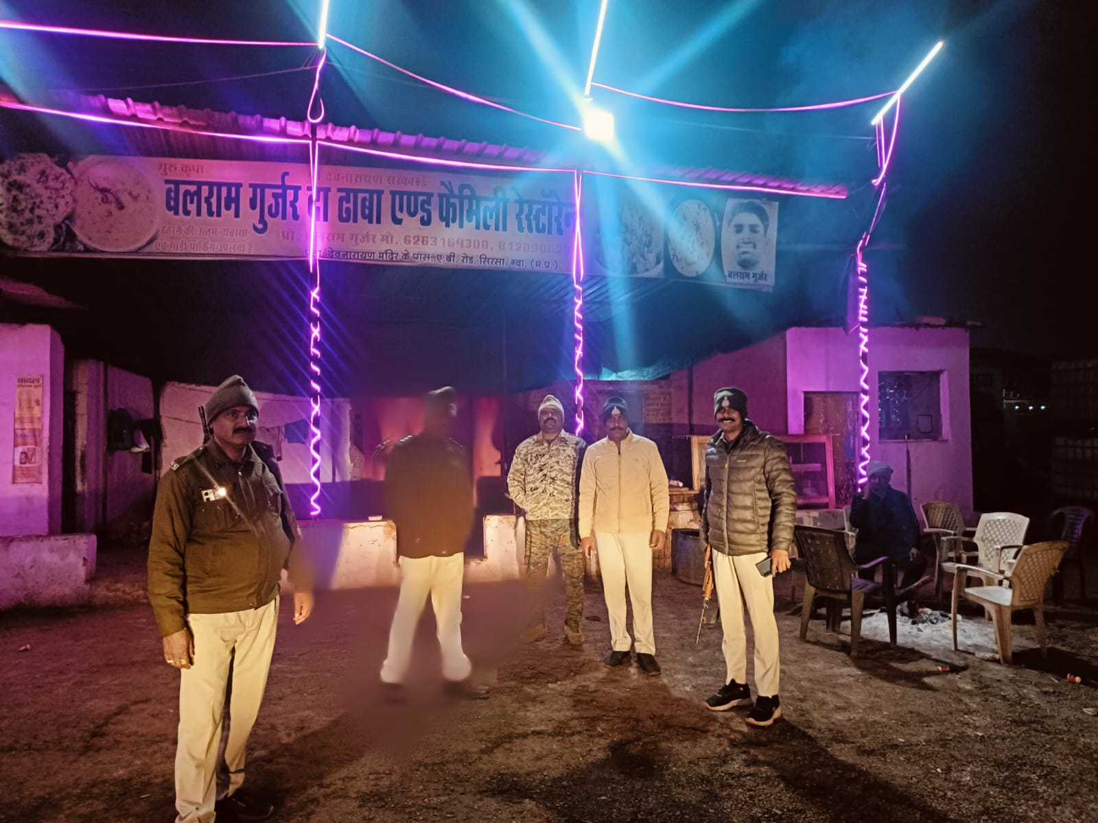 रात को दबिश देती पुलिस