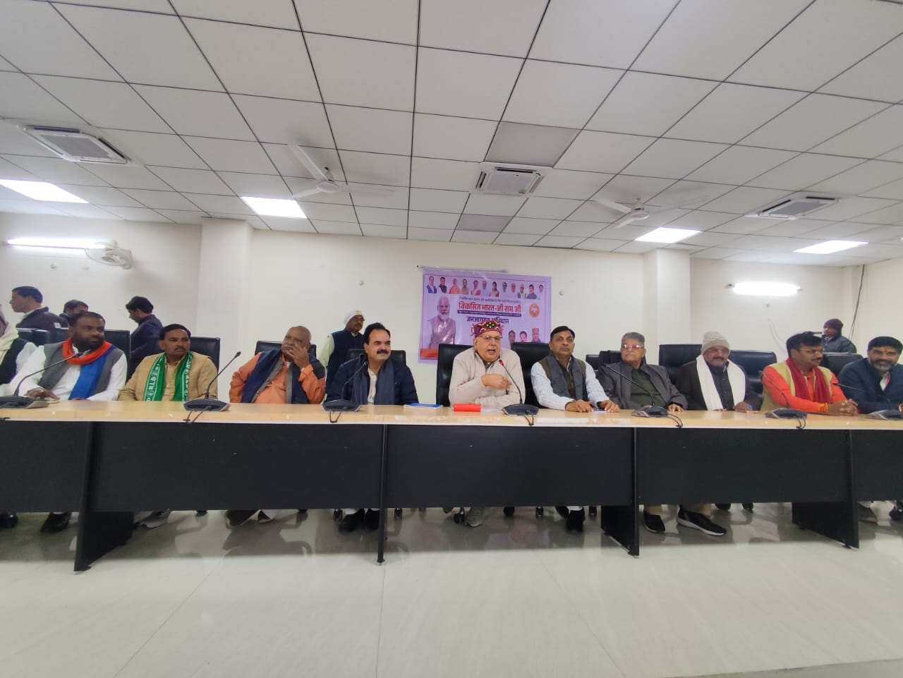 उत्तर प्रदेश के कैबिनेट मंत्री सूर्य प्रताप शाही सर्किट हाउस में बैठक किया।