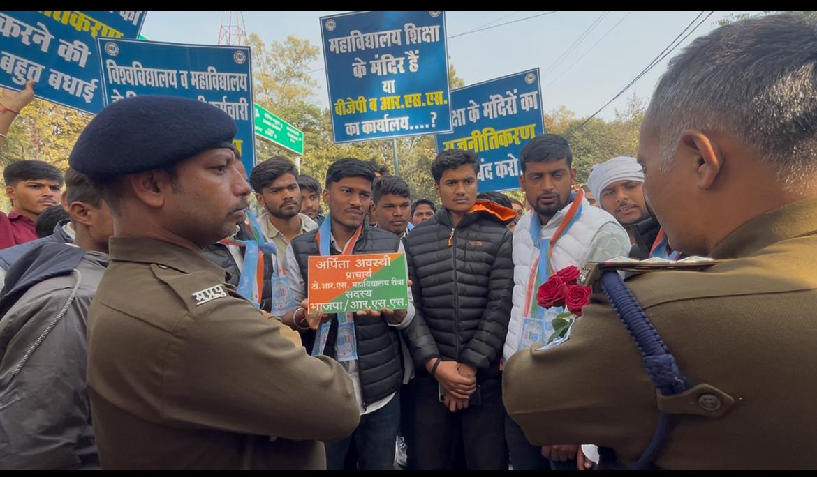 एनएसयूआई रीवा जिलाध्यक्ष बोले- बच्चों को राजनीतिक गतिविधियों में शामिल करने का दबाव बनाया जा रहा है।