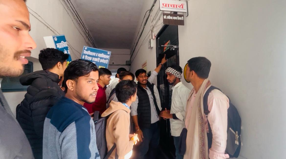 पदाधिकारियों के नाम की नेम प्लेट उनके कार्यालय के बाहर चिपका दी।