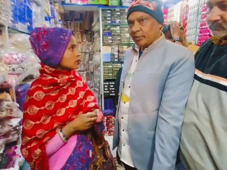 दुकान महिला ने महिला चोर को चोरी के बारे में पूछा तो उसने मना कर दिया।