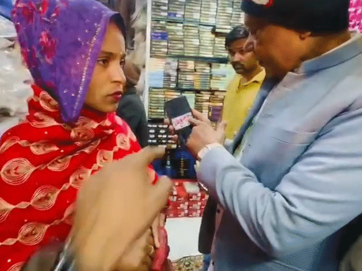 जब दुकानदार ने महिला अपने मोबाइल में चोरी करते हुए का वीडियो दिखाया। बाद में व्यापारियों ने महिला चोर को पुलिस के हवाले कर दिया।