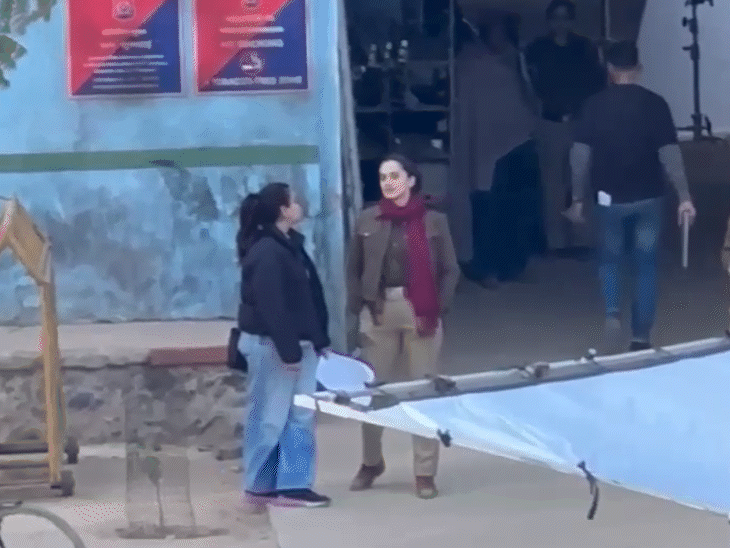 तापसी पन्नू सेट पर खाकी वर्दी में।