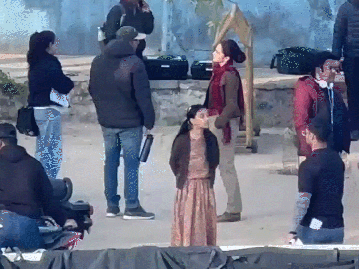 शूटिंग के दौरान सेट पर टीम से बात करती अभिनेत्री।