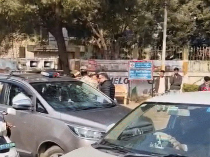 मदाखलत टीम ने वरिष्ठ अधिकारियों को सूचना दी। मौके पर अतिरिक्त आयुक्त प्रतीक राव भी पहुंचे और विश्वविद्यालय के बाहर अपनी गाड़ी में मौजूद रहे।