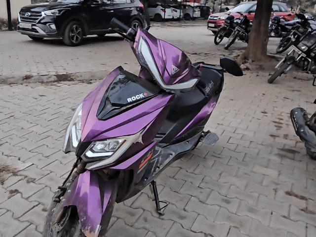 JEN इस स्कूटी से भागा था।