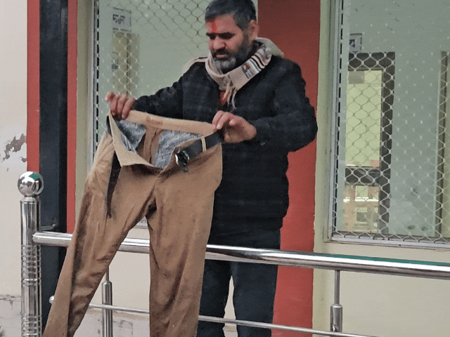 JEN ACB से बचने के लिए नाले में कूदा जिससे उसकी पेंट खराब हो गई।