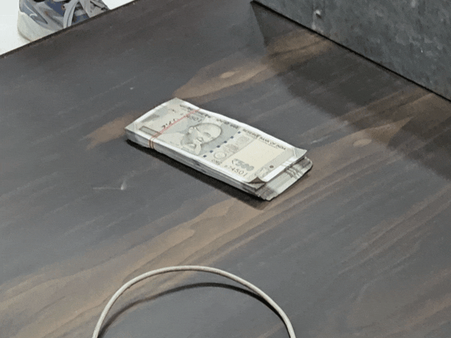 50 हजार की रिश्वत लेते रंगे हाथों पकड़ा JEN