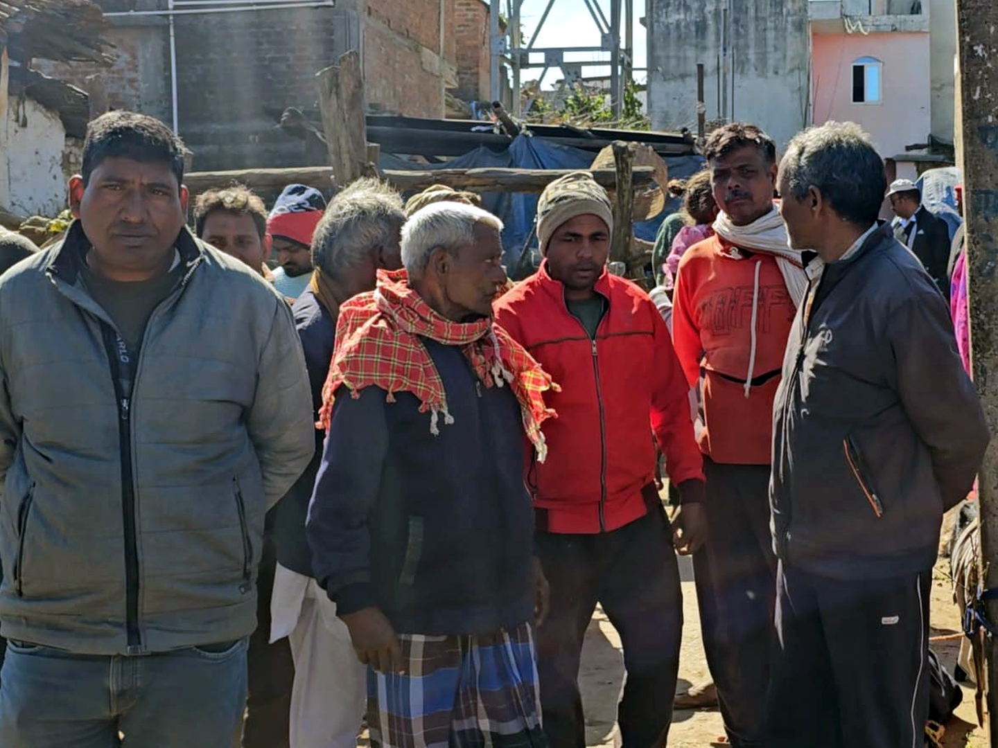 घटनास्थल पर जुटी लोगों की भीड़।