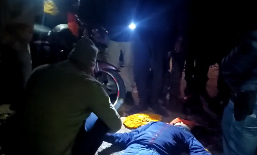 पुलिस द्वारा घटनास्थल से मृतक का मोबाइल फोन व उसकी बाइक को भी जब्त कर लिया गया है।