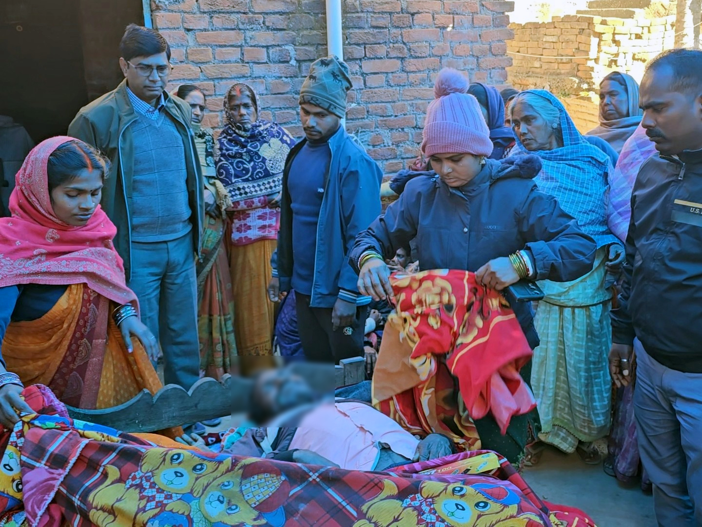 दंपती ने ठंड से बचने के लिए रात में अपने कमरे में कोयले की अंगीठी जलाई थी।