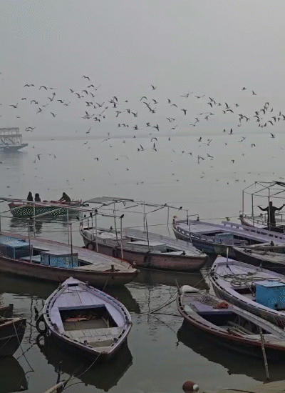 काशी में कड़ाके की ठंड की वजह से घाटों पर सन्नाटा पसरा रहा।