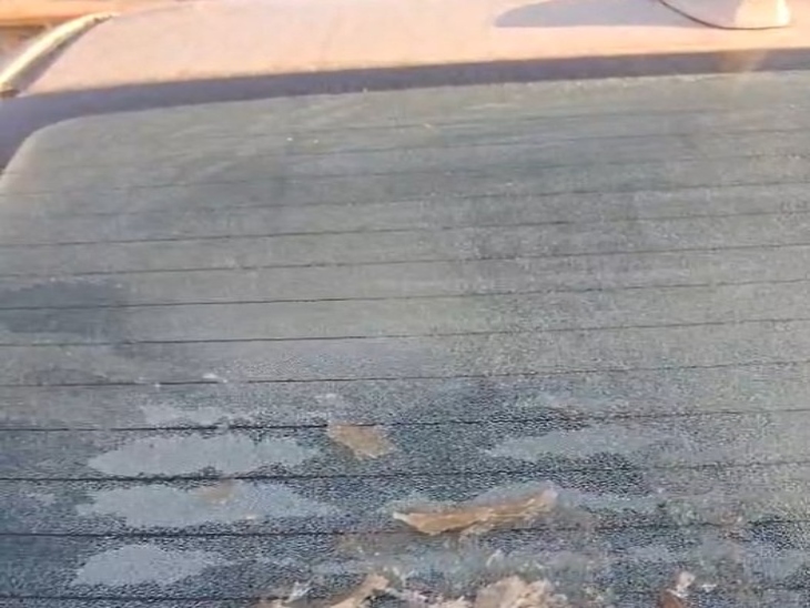 बाहर खड़ी कार में जमीं ओस की बूंद।