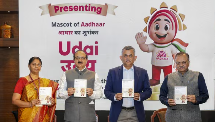 UIDAI के प्रेसिडेंट नीलकंठ मिश्रा (बीच में) ने तिरुवनंतपुरम में एक समारोह में शुभंकर का अनावरण किया।