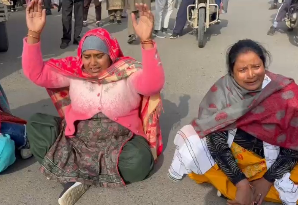 बटाला में प्रसव के बाद महिला की मौत:  ऑपरेशन के दौरान गई बत्ती, मोबाइल की रोशनी में डिलीवरी, डॉक्टरों पर लापरवाही का आरोप, जाम लगाया – Batala News