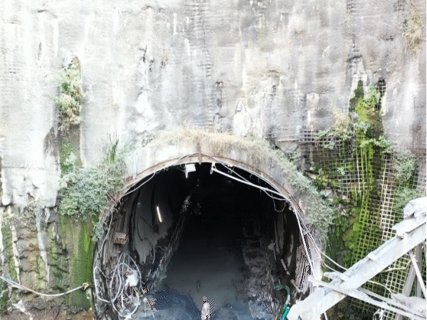 टनल का एंट्री पॉइंट। यहां अब ट्रेन की पटरियां बिछ रही हैं।