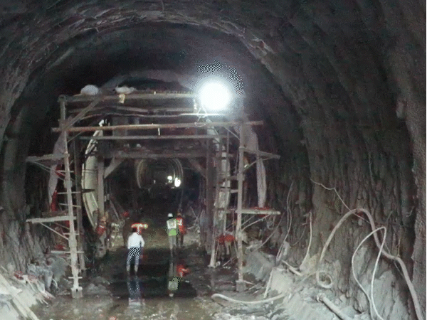 टनल के भीतर फिलहाल कीचड़ और पानी है। पटरी बिछाने का काम भी शुरू हो चुका है।