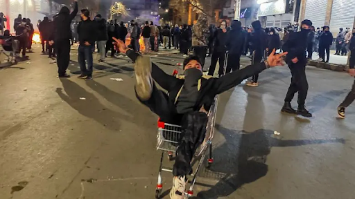 विरोध प्रदर्शनों के दौरान तेहरान और ईरान के कई अन्य हिस्सों में डिजिटल ब्लैकआउट हुआ और इंटरनेट कनेक्टिविटी ठप हो गई।