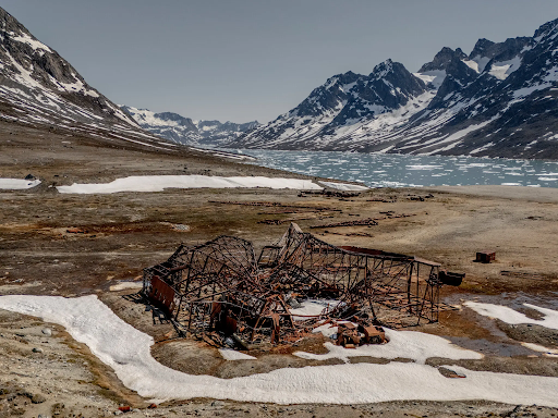 ગ્રીનલેન્ડના કાંગેરલુસુઆક ઉપર એક ટેકરી પર શીત યુદ્ધ દરમિયાન બનેલું એક અમેરિકી સ્ટેશન આવેલું છે, જેને મિકી માઉસ કહેવાય છે.